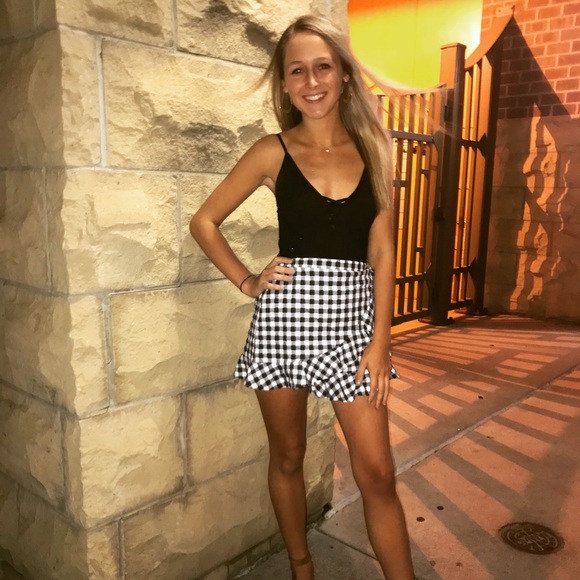 MEET YOUR POSHER ~ ELLA - Picture 1 of 4